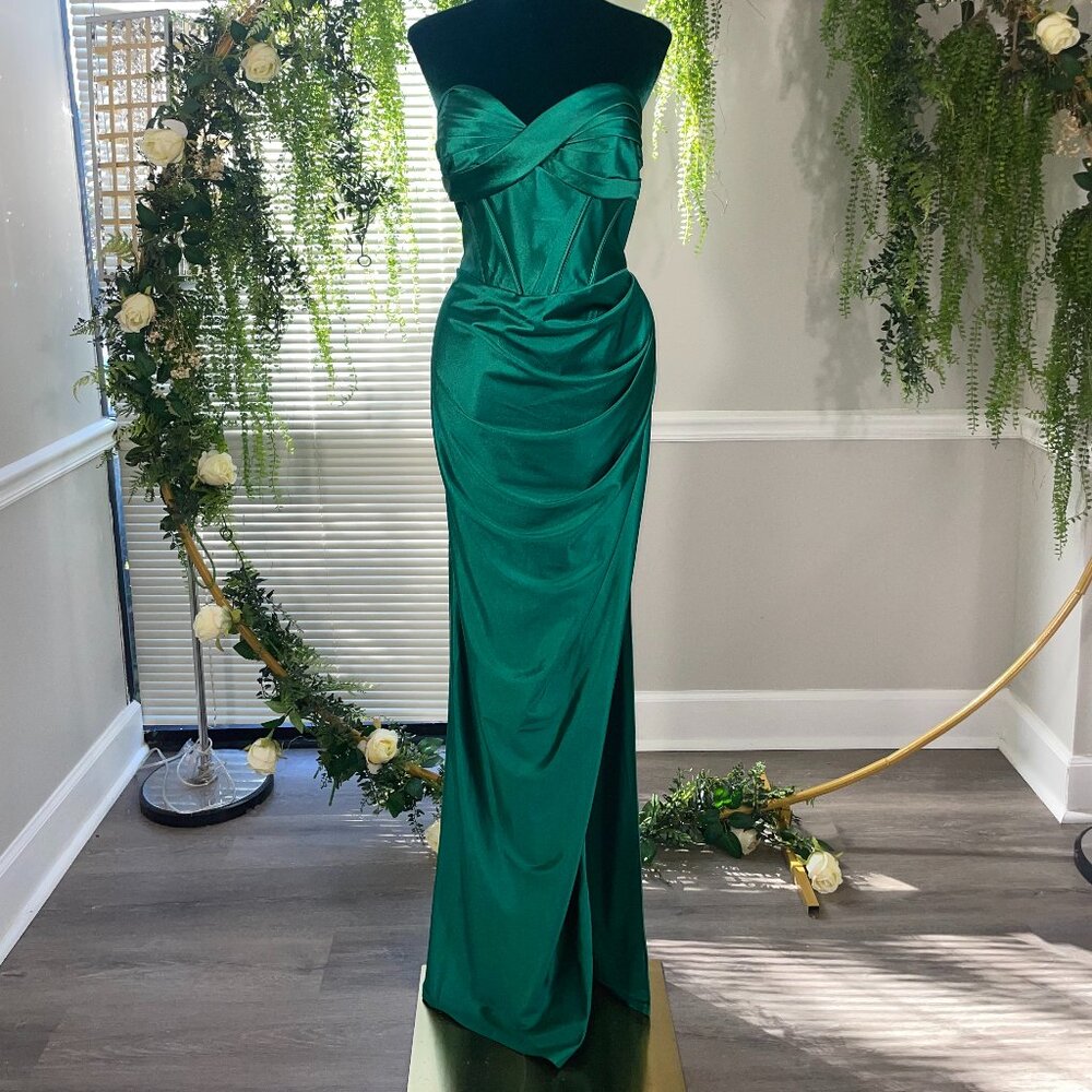 Ladivine | Lace-Up Back Sweetheart Prom Gown in Emerald Green